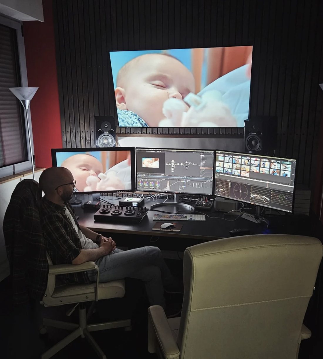 Clément Rigour en salle d'étalonnage, devant sa station DaVinci Resolve